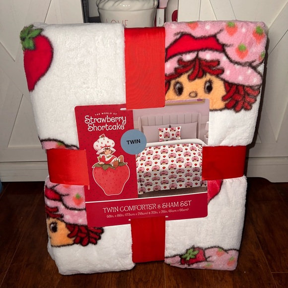 Strawberry Shortcake Twin Comforter & Sham Set - Picture 1 of 3